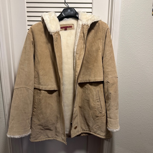 Very heavy and warm Genuine leather women coat /jacket . Looks like new - Picture 3 of 12